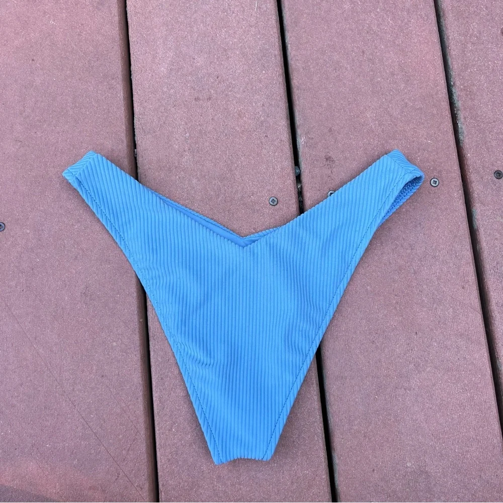 Frankies Bikinis euc light